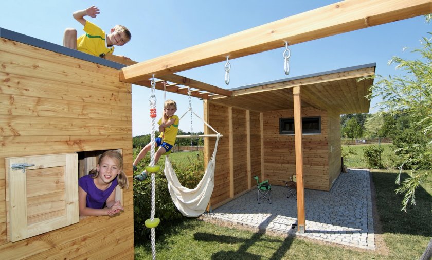 Detsk&eacute; ihrisko so z&aacute;hradn&yacute;m domčekom