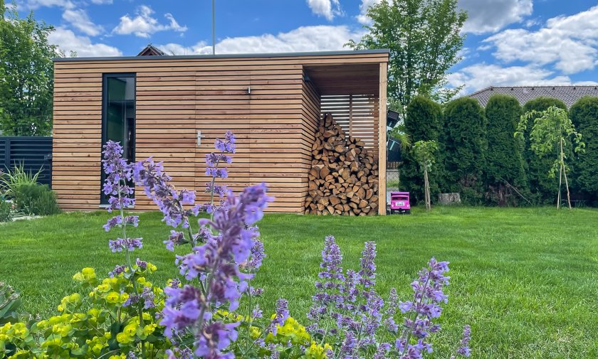 Modern&yacute; z&aacute;hradn&yacute; domček s drev&aacute;rňou - Plzeň