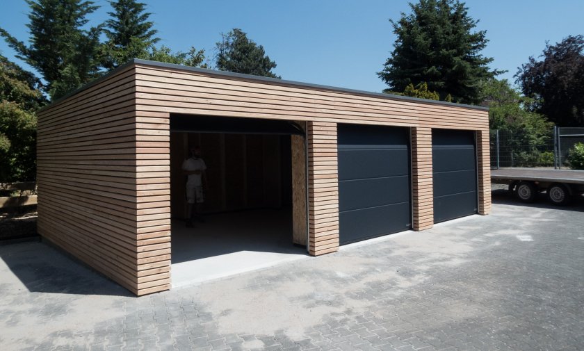 Gar&aacute;ž pre 3 aut&aacute; so smrekovcov&yacute;m obkladom