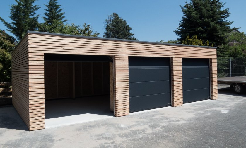 Gar&aacute;ž pre 3 aut&aacute; so smrekovcov&yacute;m obkladom