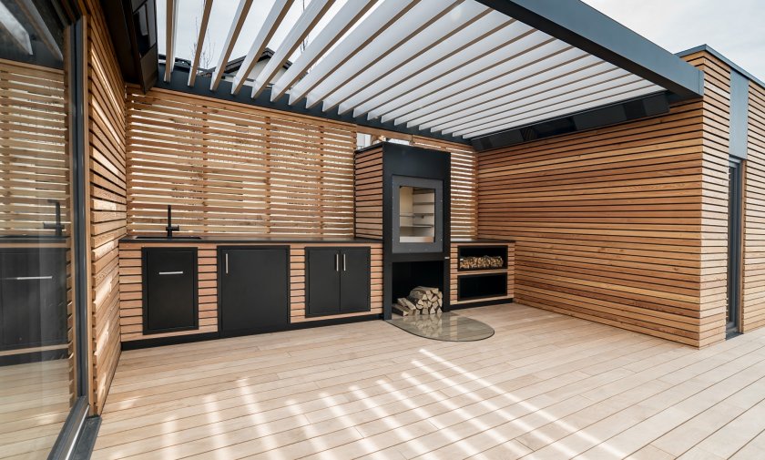 Z&aacute;hradn&aacute; kuchyňa s modern&yacute;m interi&eacute;rom