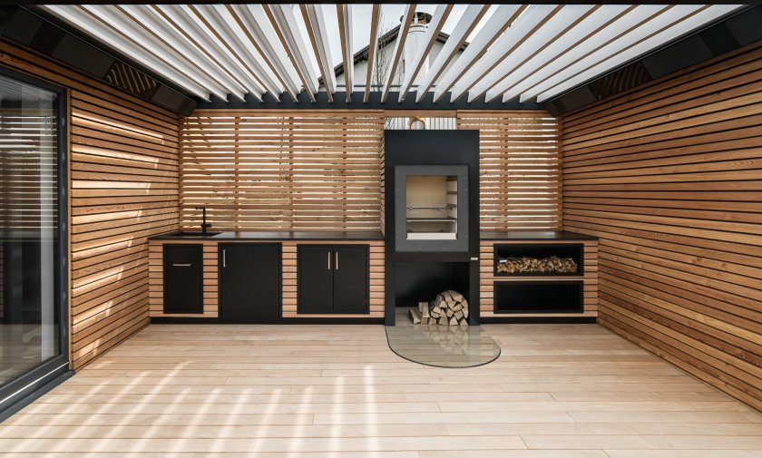 Z&aacute;hradn&aacute; kuchyňa s modern&yacute;m interi&eacute;rom