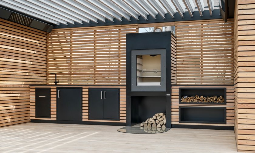 Z&aacute;hradn&aacute; kuchyňa s modern&yacute;m interi&eacute;rom