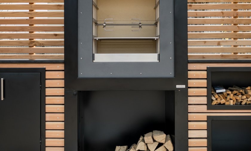 Z&aacute;hradn&aacute; kuchyňa s modern&yacute;m interi&eacute;rom