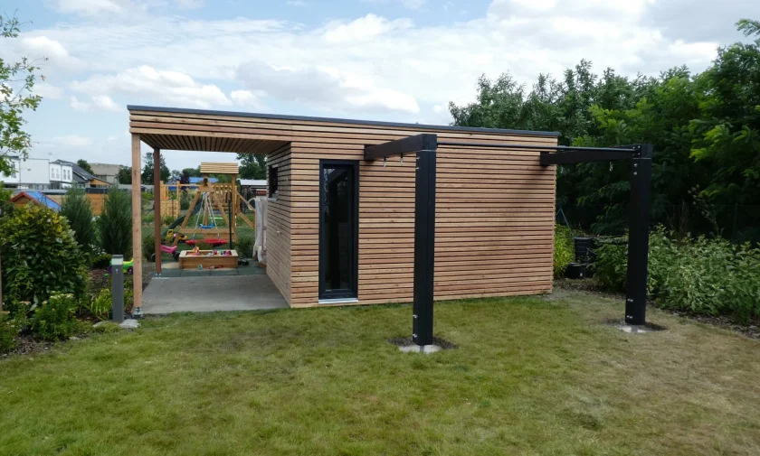 Z&aacute;hradn&yacute; sklad so zelenou strechou