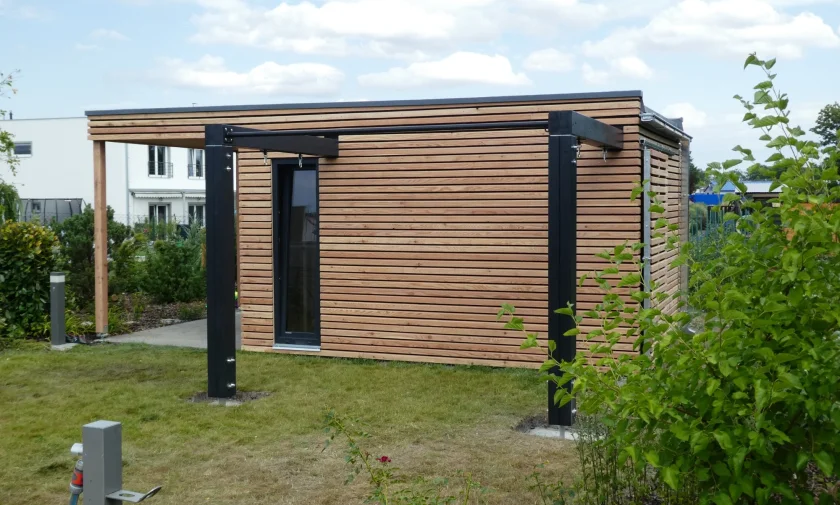 Z&aacute;hradn&yacute; sklad so zelenou strechou