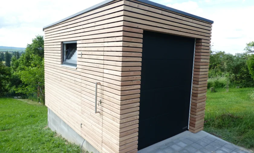 Gar&aacute;ž s dreven&yacute;m obložen&iacute;m - Židlochovice