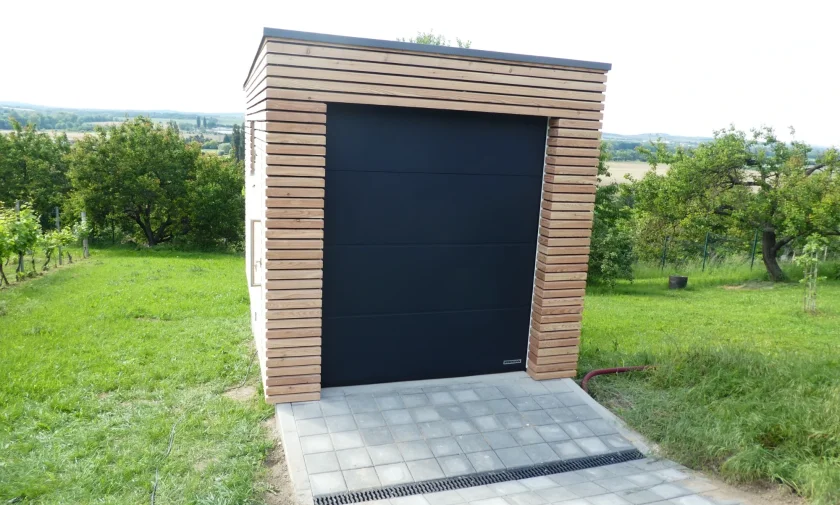 Gar&aacute;ž s dreven&yacute;m obložen&iacute;m - Židlochovice