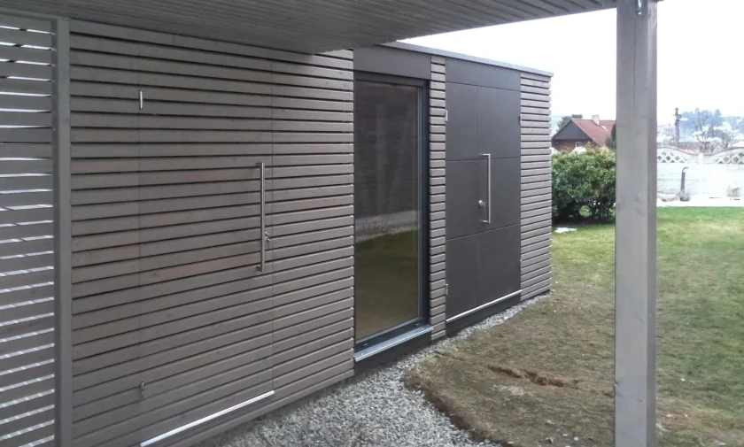 Z&aacute;hradn&yacute; domček s pr&iacute;stre&scaron;kom a deliacim m&uacute;rom