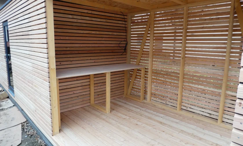 Modern&aacute; sauna s letnou kuchyňou a skladom