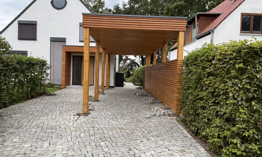 Modern&yacute; pr&iacute;stre&scaron;ok na auto na mieru