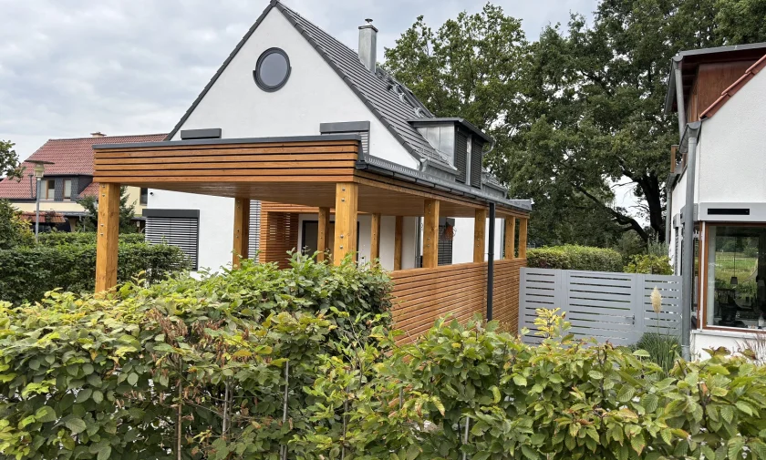 Modern&yacute; pr&iacute;stre&scaron;ok na auto na mieru