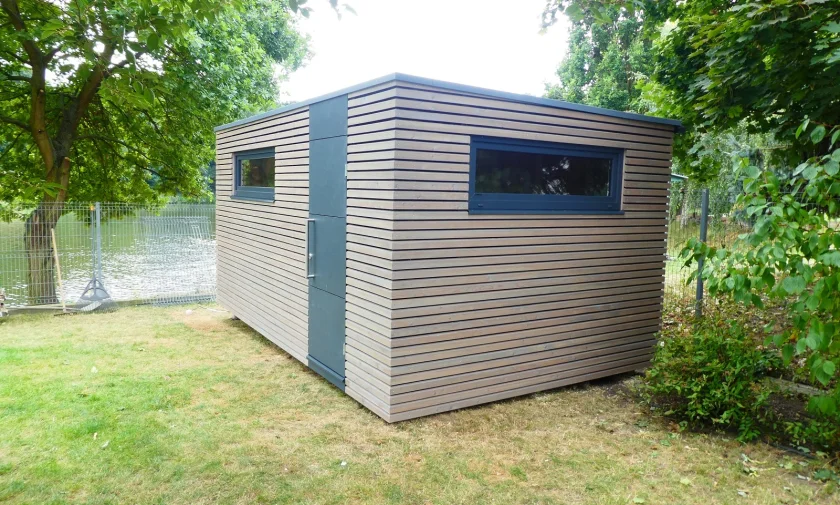 Dreven&yacute; dom s kovov&yacute;m obkladom Praha