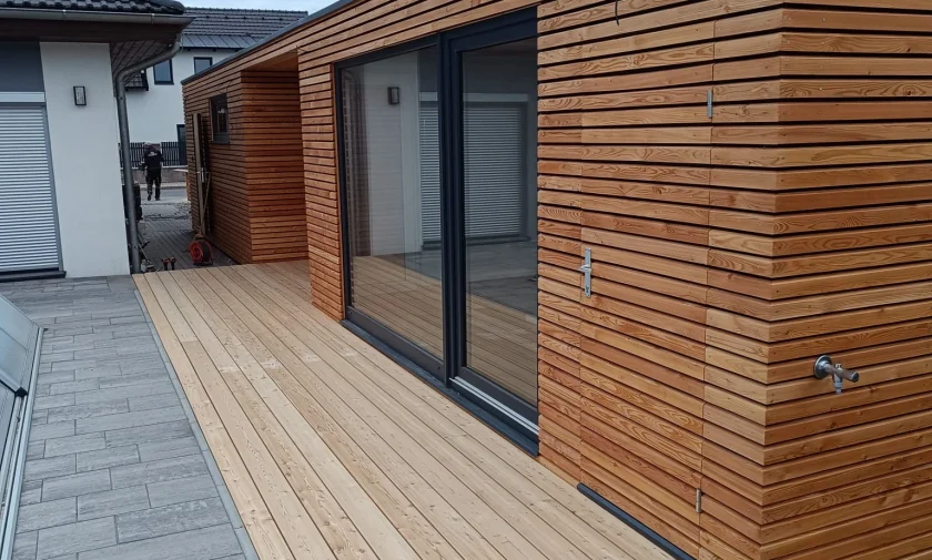 Z&aacute;hradn&aacute; kancel&aacute;ria zo smrekovca