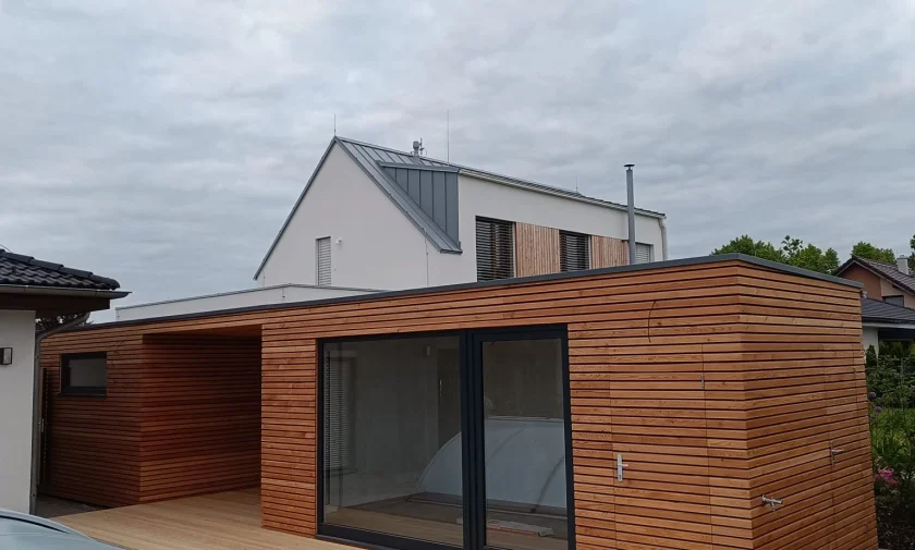 Z&aacute;hradn&aacute; kancel&aacute;ria zo smrekovca