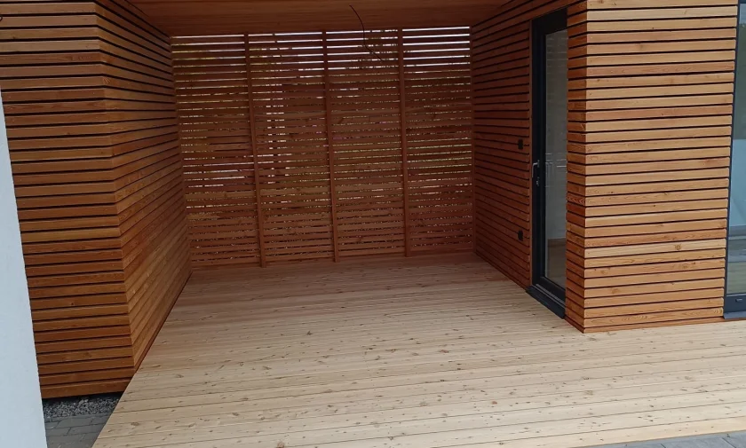 Z&aacute;hradn&aacute; kancel&aacute;ria zo smrekovca