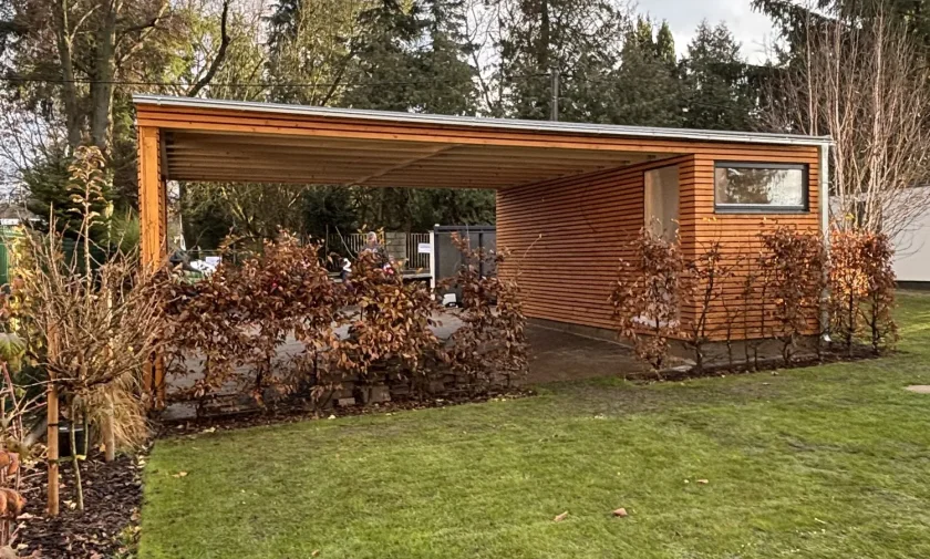 Záhradný domček so saunou a prístreškom pre auto