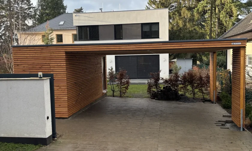 Záhradný domček so saunou a prístreškom pre auto