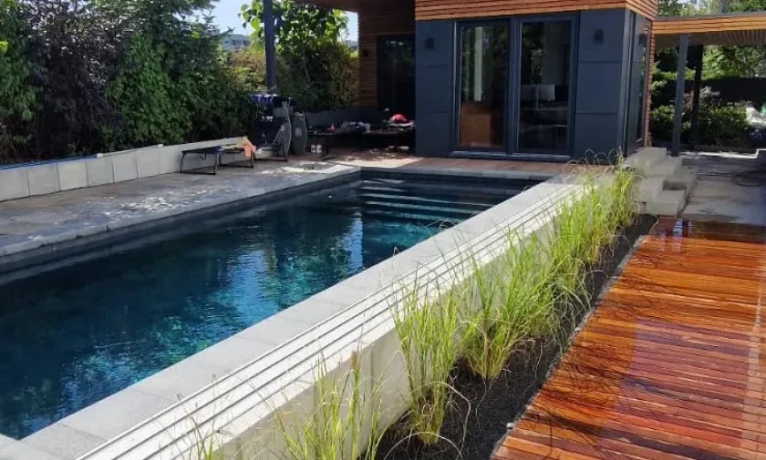 Záhradná kancelária s domácou posilňovňou a prístreškom pre auto