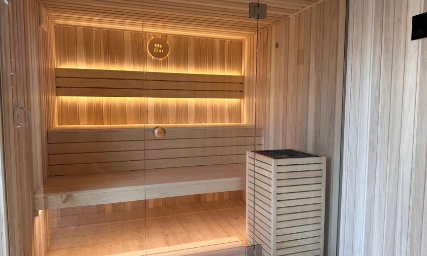 Vonkajšia sauna do záhrady s rozmermi 4x2,5 m a skladom s rozmermi 2x2,5 m