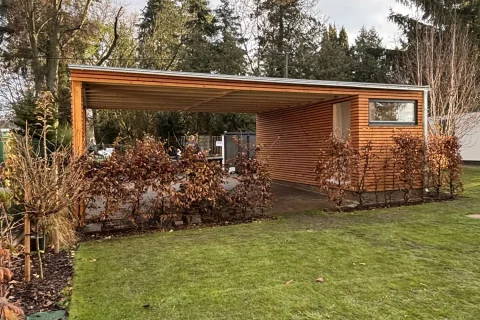 Záhradný domček so saunou a prístreškom pre auto}