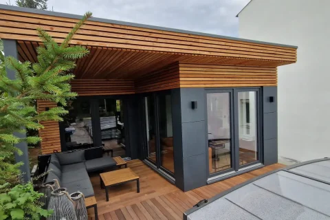 Záhradná kancelária s domácou posilňovňou a prístreškom pre auto