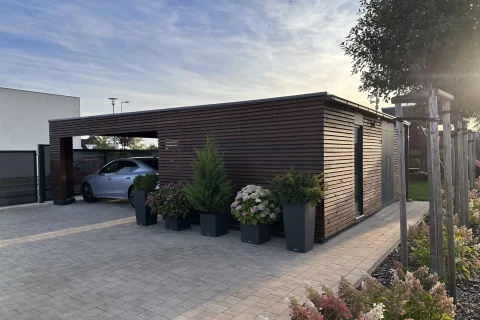 Záhradný domček s prístreškom na auto}