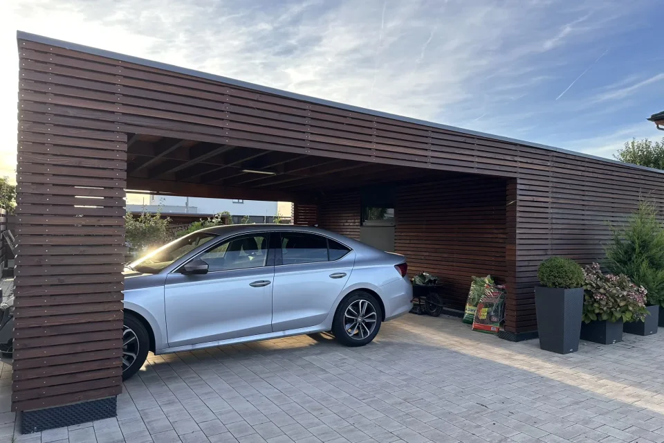 Záhradný domček s prístreškom na auto