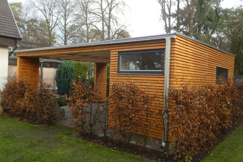 Záhradný domček so saunou a prístreškom pre auto