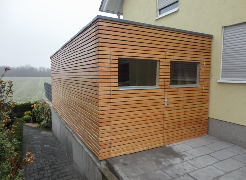 Atypick&aacute; gar&aacute;ž s dreven&yacute;mi dverami 6,28 x 2,94 m - Biebesheim