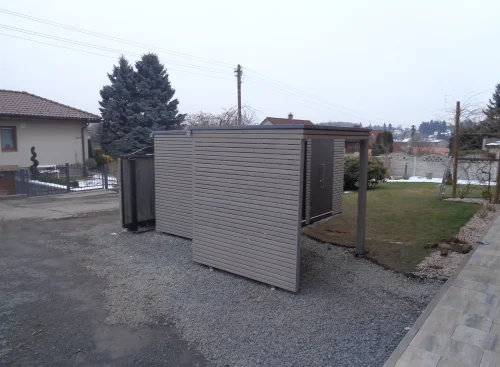 Z&aacute;hradn&yacute; domček s pr&iacute;stre&scaron;kom a deliacim m&uacute;rom