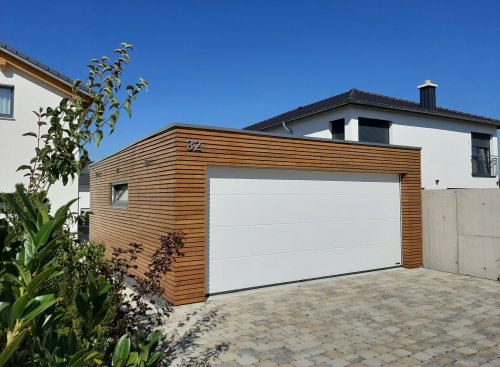 Dreven&aacute; gar&aacute;ž s pripojen&yacute;mi dverami - Nattheim