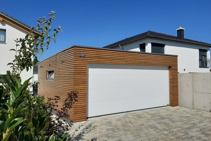 Dreven&aacute; gar&aacute;ž s pripojen&yacute;mi dverami - Nattheim