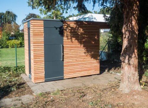 Z&aacute;hradn&yacute; domček na hranici pozemku