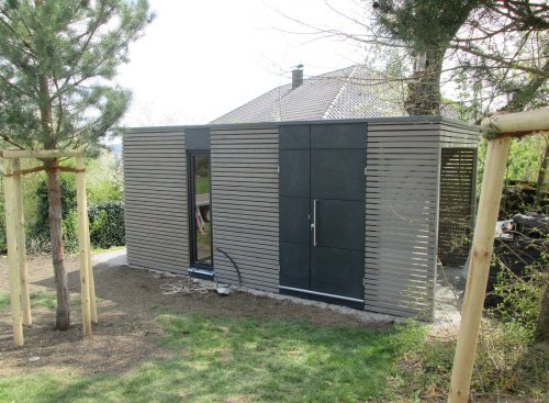 Modern&yacute; z&aacute;hradn&yacute; sklad s plochou strechou