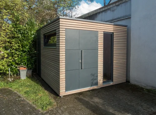 Z&aacute;hradn&yacute; domček na n&aacute;radie s fas&aacute;dnymi doskami