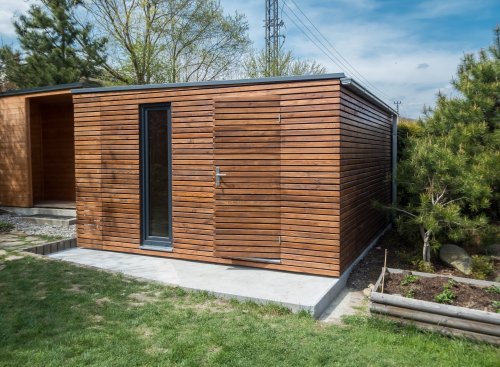 Dreven&yacute; z&aacute;hradn&yacute; sklad s pr&iacute;stre&scaron;kom na drevo - Karlove Vary