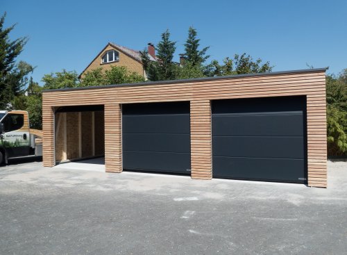 Gar&aacute;ž pre 3 aut&aacute; so smrekovcov&yacute;m obkladom