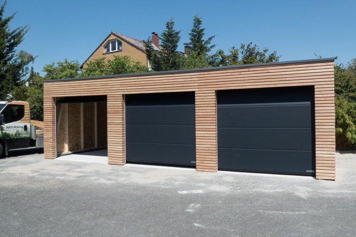 Gar&aacute;ž pre 3 aut&aacute; so smrekovcov&yacute;m obkladom