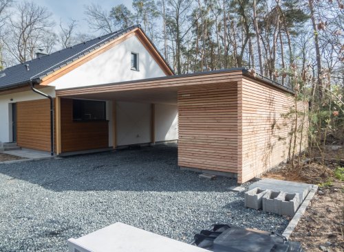 Pr&iacute;stre&scaron;ok pre auto so z&aacute;hradn&yacute;m domčekom - Kersko