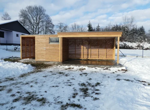 Dreven&yacute; z&aacute;hradn&yacute; domček so &scaron;ikmou strechou