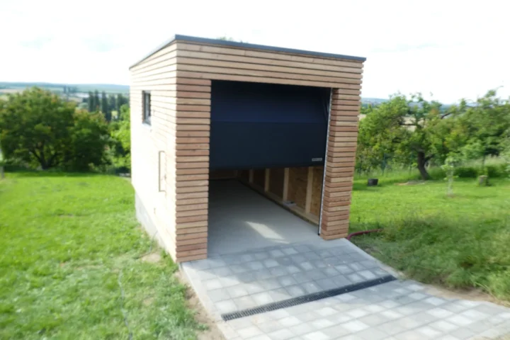 Gar&aacute;ž s dreven&yacute;m obložen&iacute;m - Židlochovice