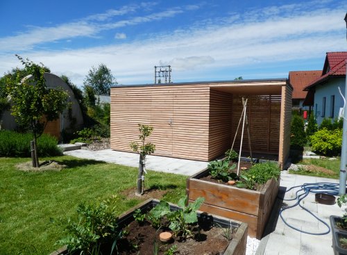 Modern&yacute; dom 4 x 2,5 m s presahom 2 m