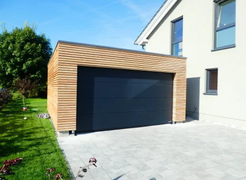 Dreven&aacute; gar&aacute;ž s elektricky ovl&aacute;dan&yacute;mi dverami