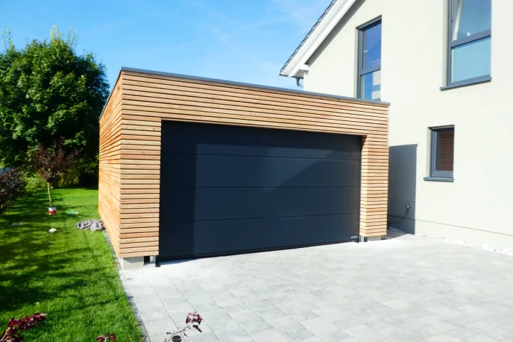 Dreven&aacute; gar&aacute;ž s elektricky ovl&aacute;dan&yacute;mi dverami