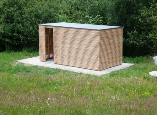 Z&aacute;hradn&yacute; sklad s presahom strechy