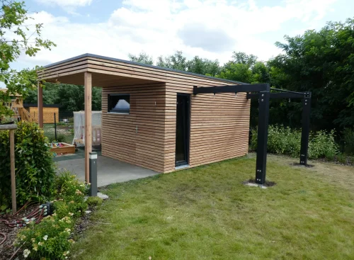 Z&aacute;hradn&yacute; sklad so zelenou strechou