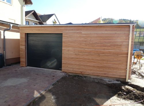 Modern&aacute; gar&aacute;ž 6x6 m so smrekovcov&yacute;m obkladom