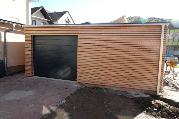 Modern&aacute; gar&aacute;ž 6x6 m so smrekovcov&yacute;m obkladom