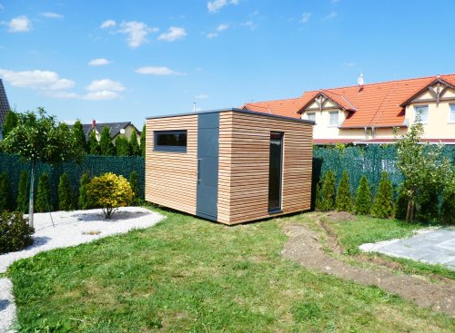 Dreven&yacute; domček do z&aacute;hrady